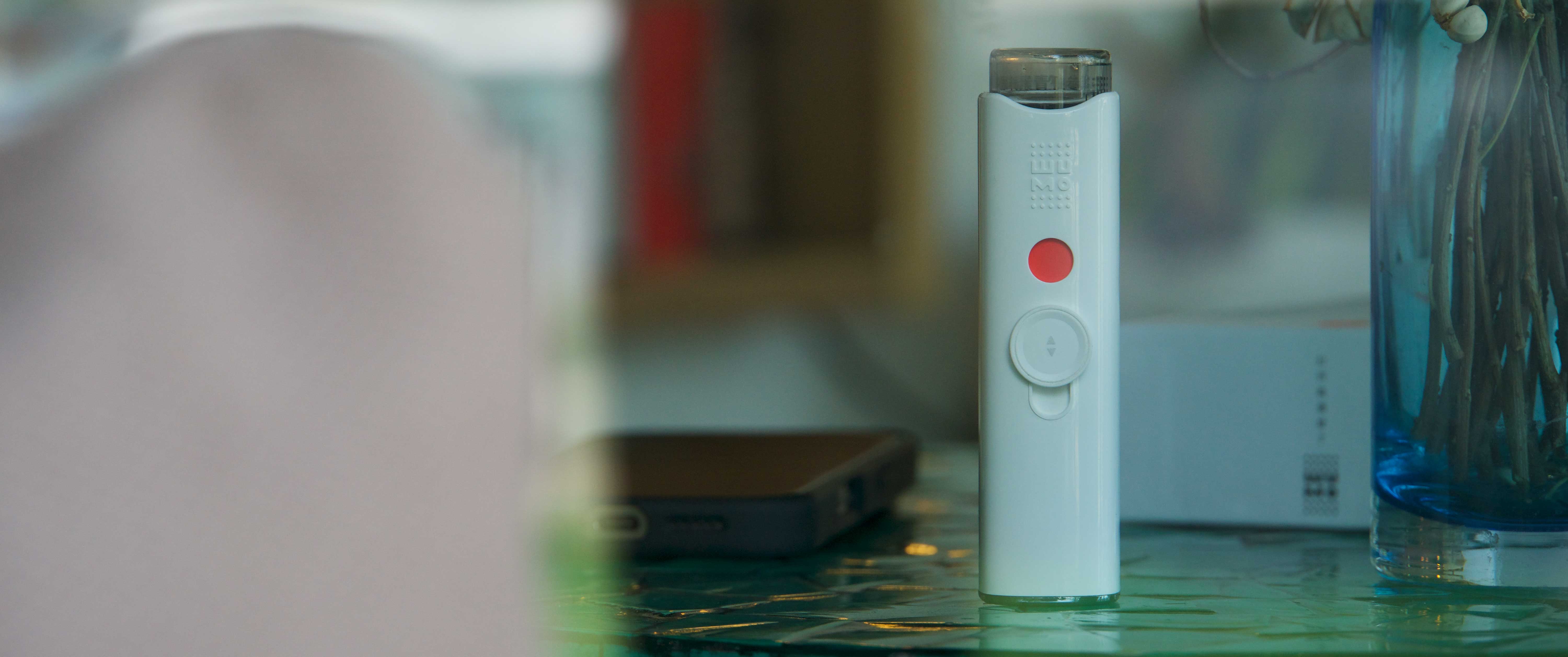 A-detailed-product-shot-of-the-wumo-eye-mister,-highlighting-its-sleek-design-És-mist-nozzle